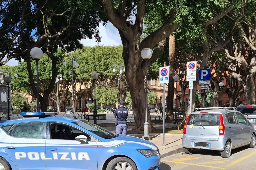 Polizia in via Sassari