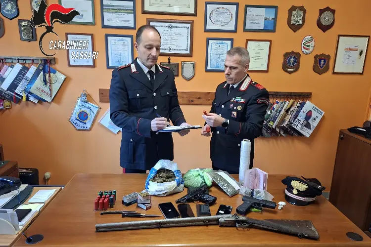 Il materiale sequestrato dai carabinieri