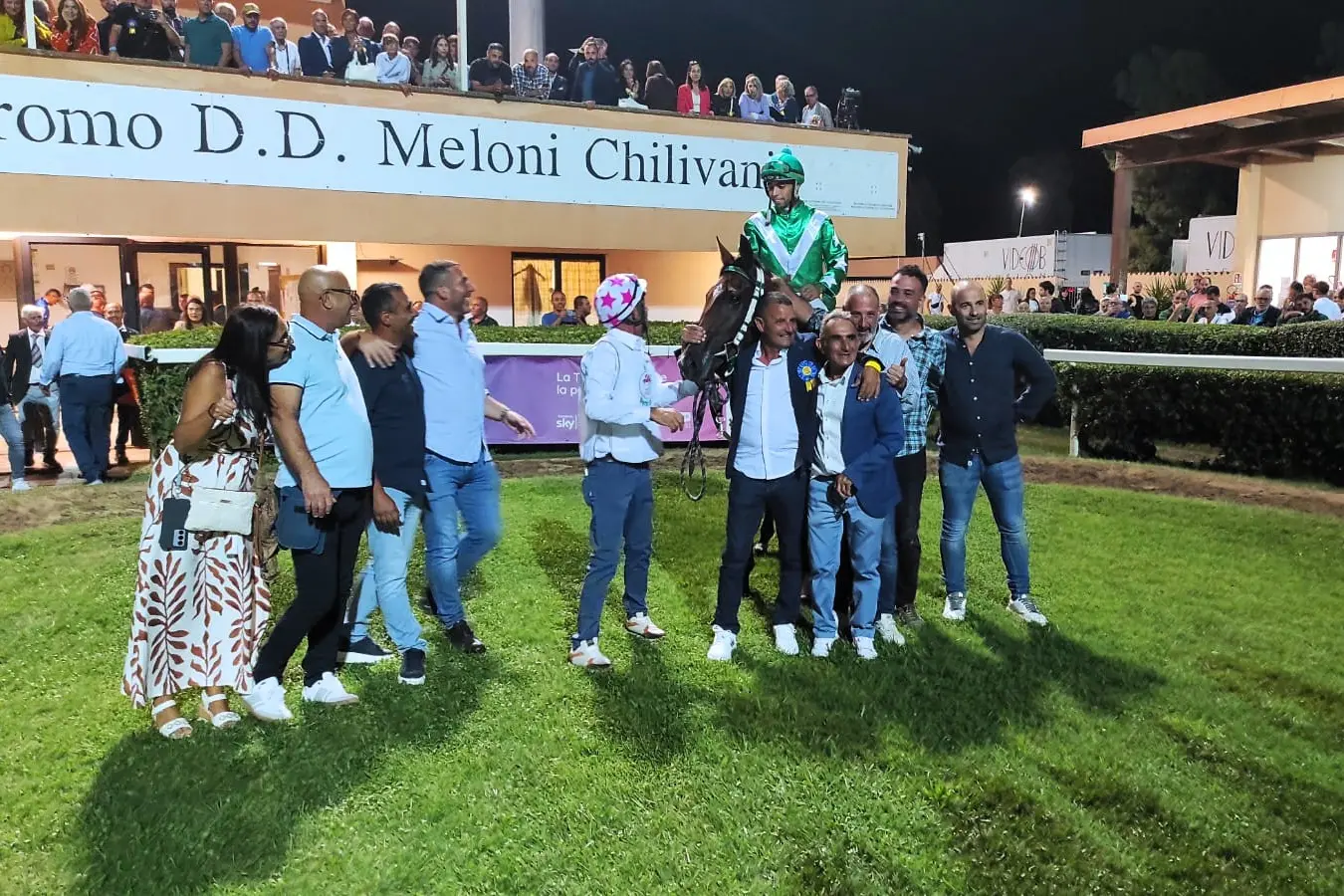 Davide Cirocca in sella a Inchimbe e il gruppo dei vincitori del 100° Derby sardo (goto G. Marras)