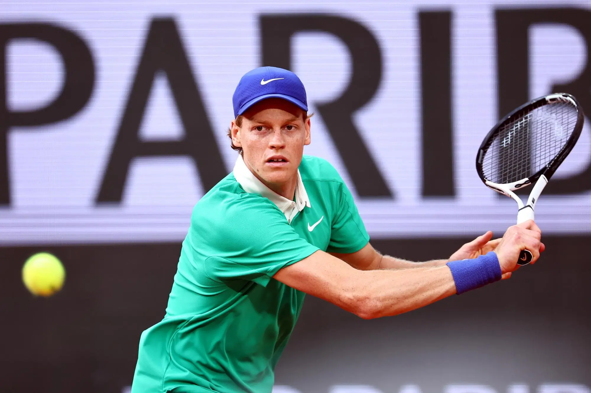 epa12160663 Jannik Sinner of Italy in action during his Men's semi-finals match against Novak Djokovic of Serbia at the French Open Grand Slam tennis tournament at Roland Garros in Paris, France, 06 June 2025. EPA/CHRISTOPHE PETIT TESSON
