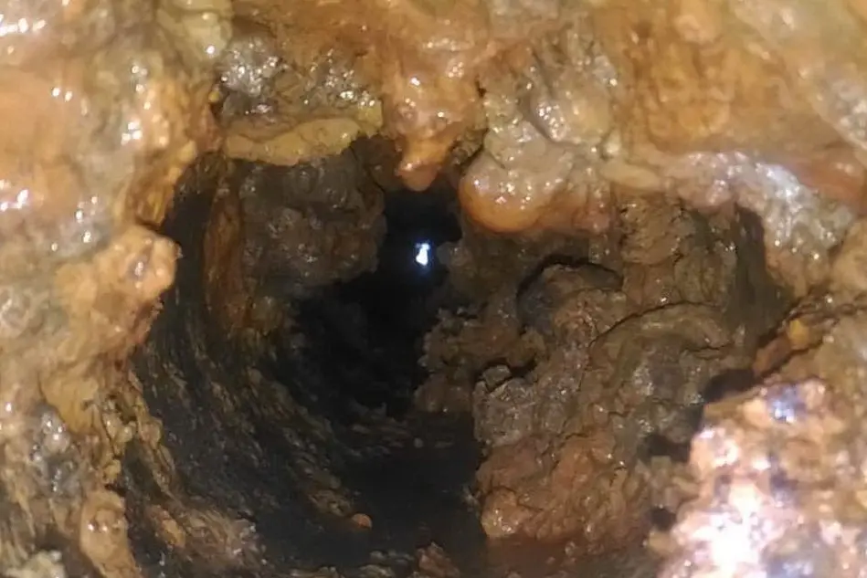 Le incrostazioni nella vecchia rete idrica (foto Sara Pinna)