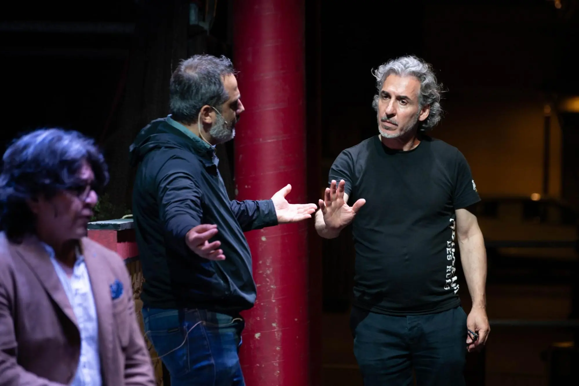Il regista Gazale, a destra, mentre dirige gli artisti (foto concessa da Elisa Casula)