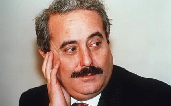 Giovanni Falcone, nella sentenza di rinvio a giudizio per il maxi processo, rende omaggio al pentito