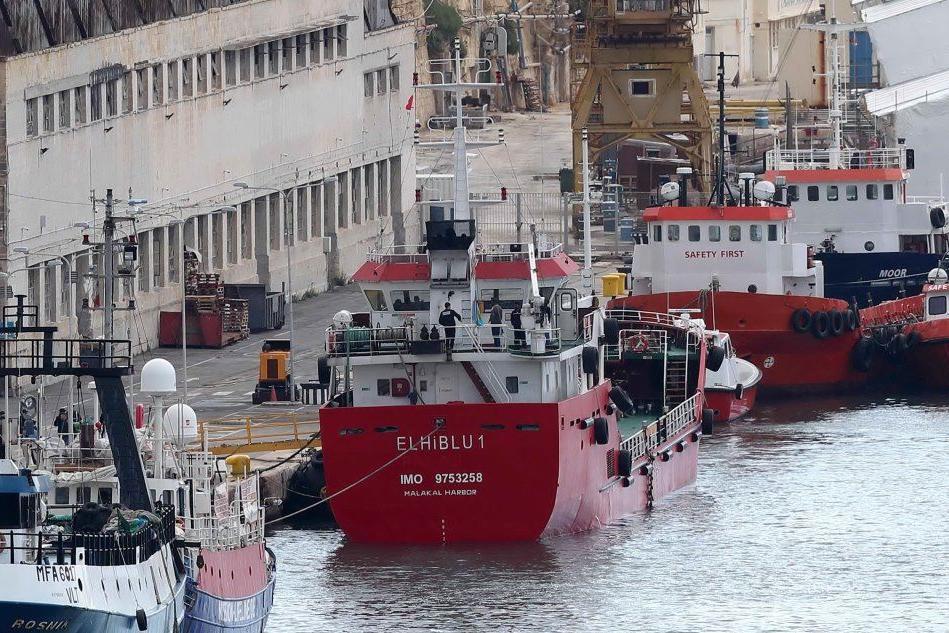 Nave dirottata in porto a Malta, sbarcati i migranti: 5 arrestati