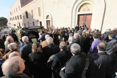 Una folla commossa davanti alla chiesa in viale Fra' Ignazio per l'ultimo addio a Paolo Ragazzo (Fabio Marras)