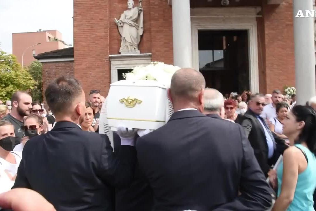 Milano, ai funerali della piccola Diana la disperazione della nonna materna