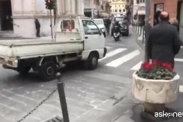 Genova, automobilista tenta la fuga e trascina un vigile per 20 metri