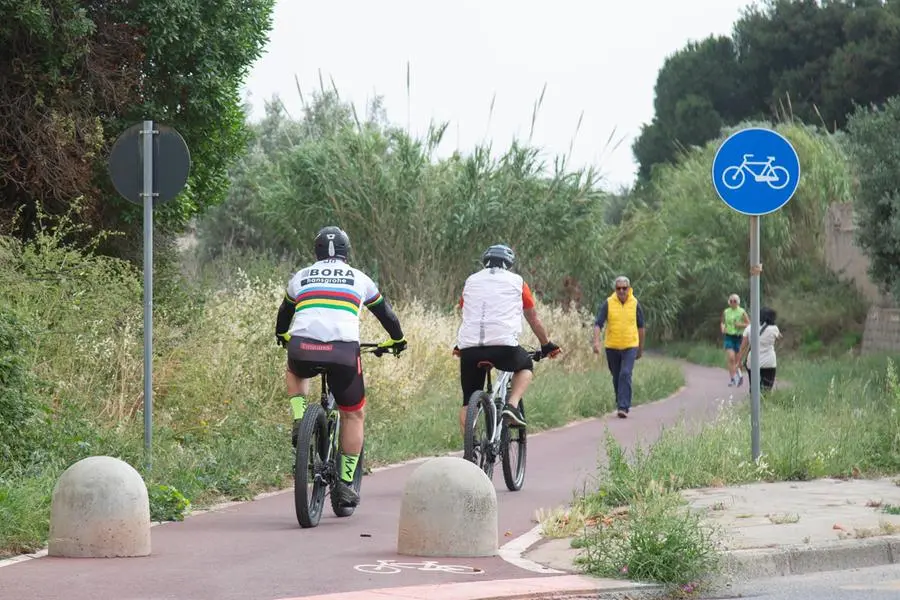 Nelle piste ciclabili si incrociano spesso ciclisti e pedoni (foto archivio L'Unione Sarda)