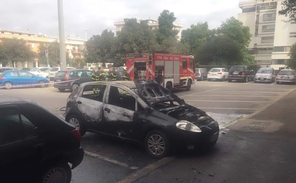 La prima auto usata per la fuga e poi data alle fiamme