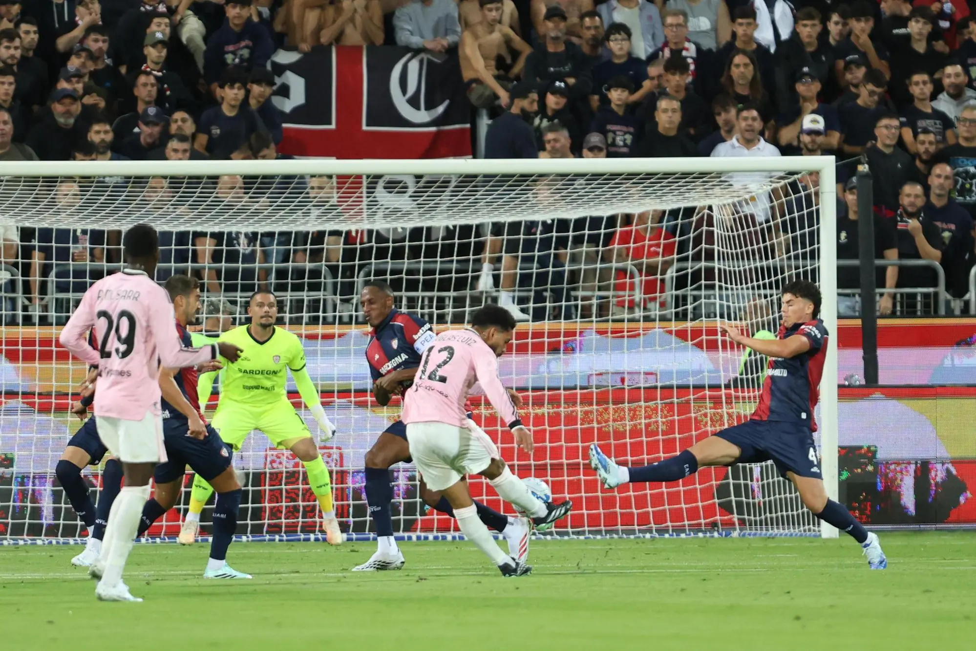 Elia Caprile fronteggia un tiro di Douglas Luiz in Cagliari-Juventus (foto Ansa)