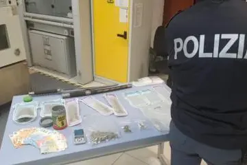 Il materiale sequestrato (foto Polizia)