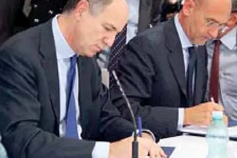La firma del Piano, con l'allora ministro Passera e l'ex governatore Cappellacci (Archivio L'Unione Sarda)