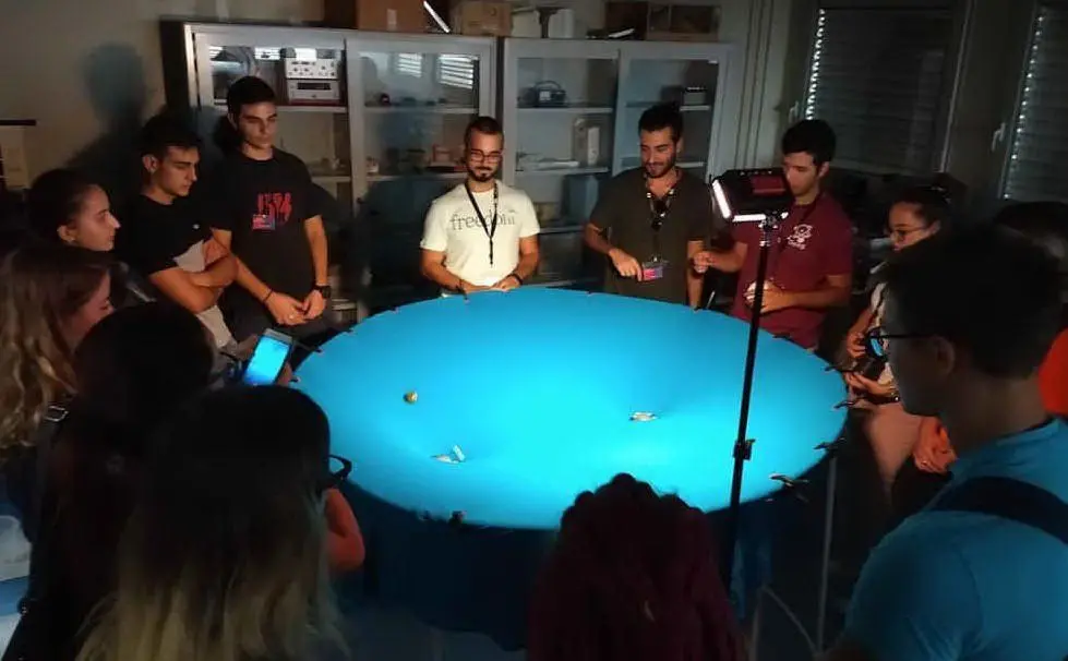 Esperimenti scientifici e discussioni in gruppo (foto UniCa)