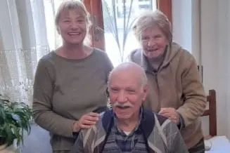 Luigino Moi, il neo centenario di Tortolì insieme alla moglie Giulia e alla figlia Antonella (foto concessa)