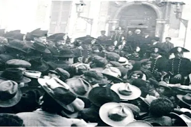 L'immagine di una delle manifestazioni a Cagliari nel 1906 (foto archivio L'Unione Sarda)