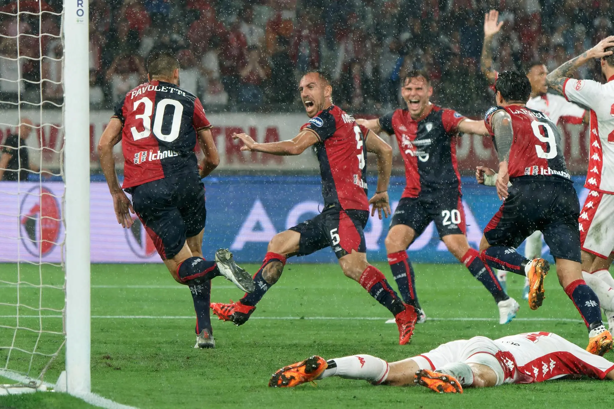 Il gol di Pavoletti che ha riportato il Cagliari in Serie A (Ansa)