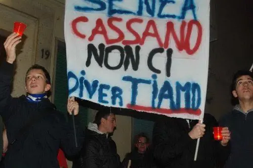 Cassano: Cori  e candele sotto la casa del campione