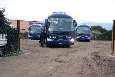 Un pullman dell'Arst esce dal deposito