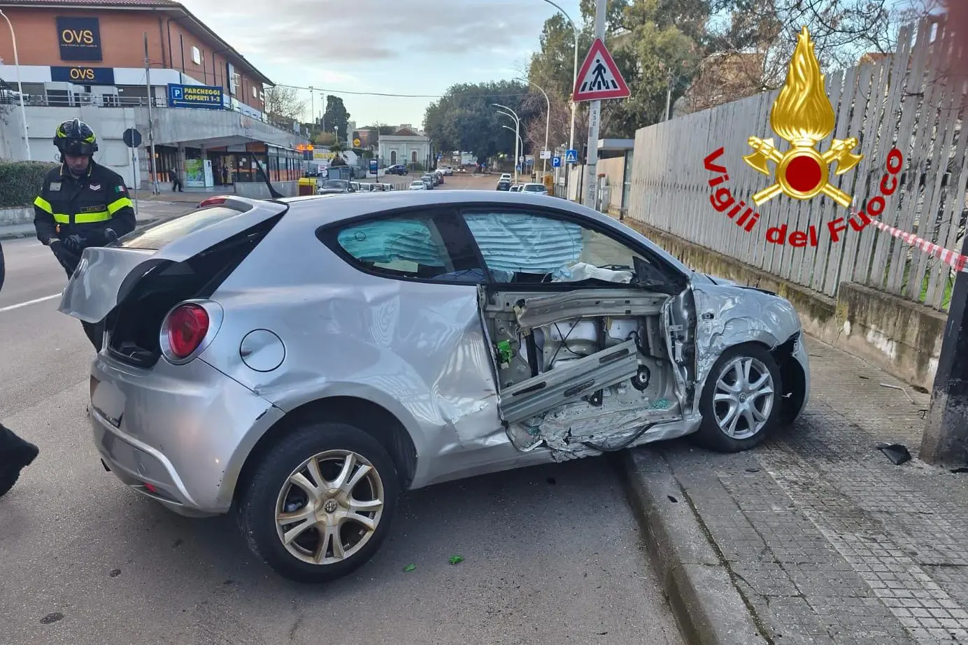 L'auto danneggiata dopo lo schianto in via Gramsci, a Sassari (foto vigili del fuoco)