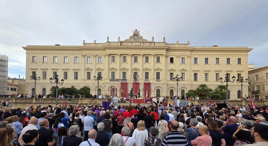 Bagno di folla in piazza d'Italia per il Corpus Domini