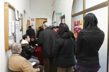 Elettori in fila per le primarie del centrosinistra in un seggio a Cagliari
