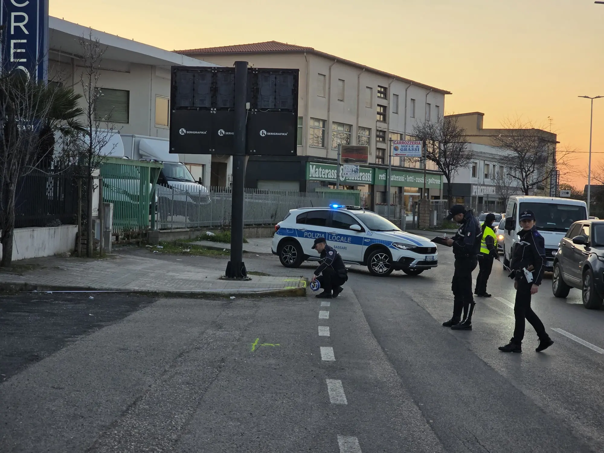 La Polizia locale nel luogo dell'incidente (foto Floris)