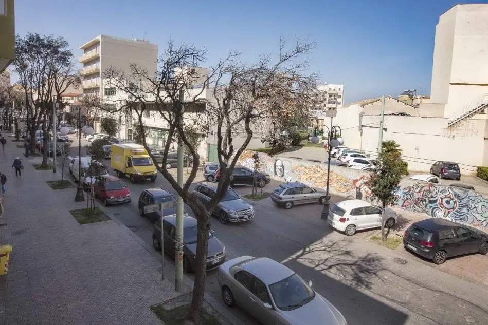 Auto sui marciapiedi in via Marcpni