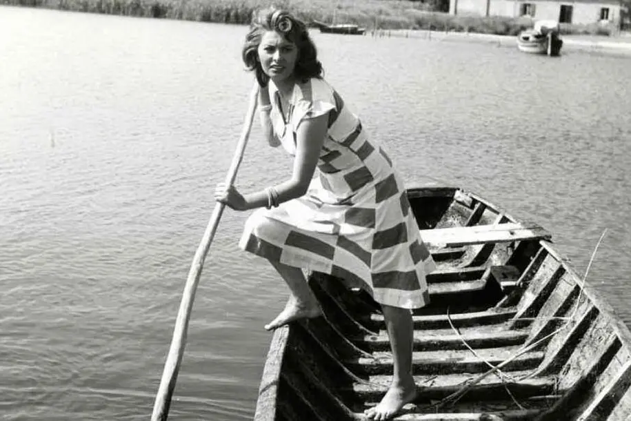 Sofia Loren sul set de "La donna del fiume" (regia di Mario Soldati, 1955)