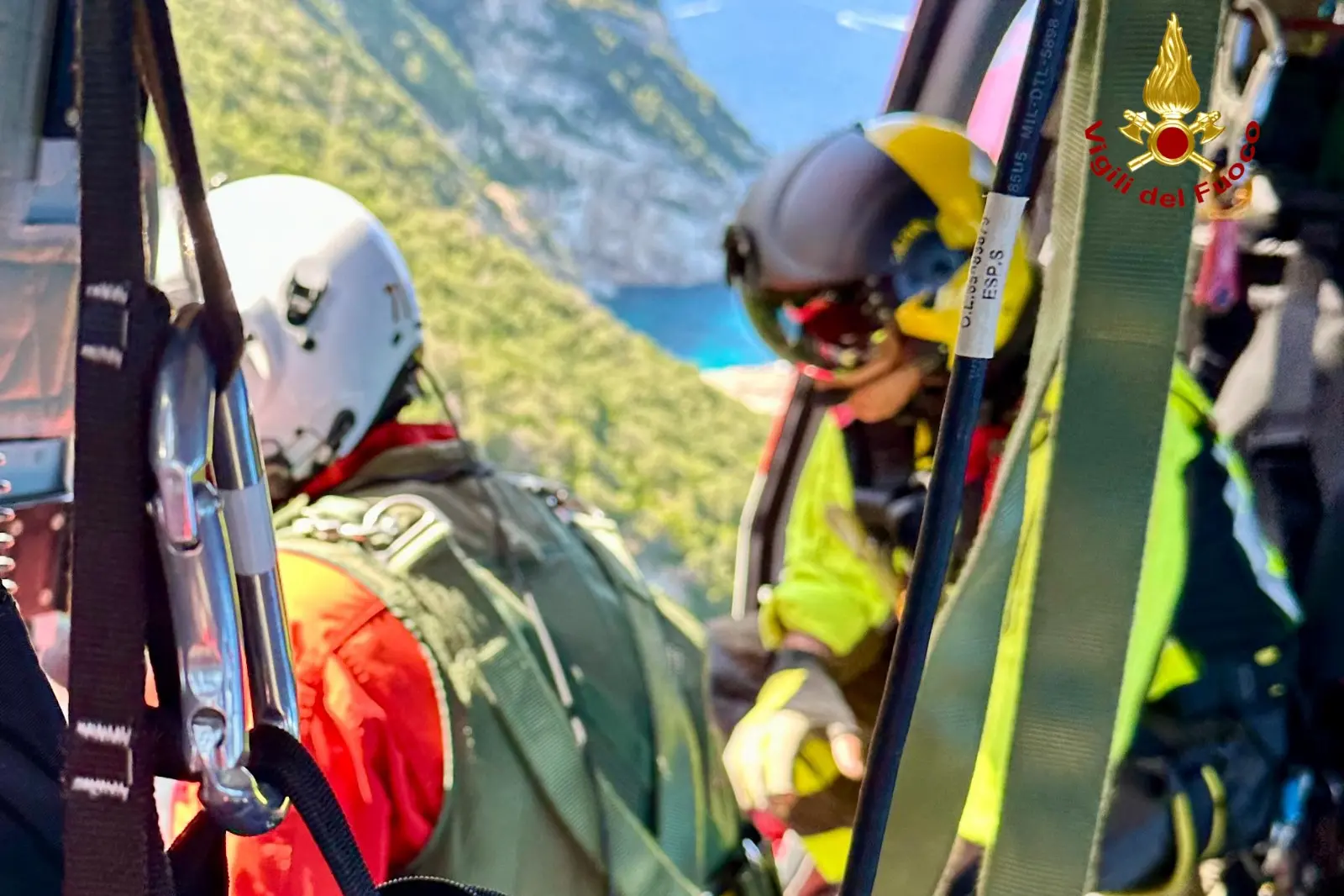L'intervento dei soccorsi a Cala Mariolu (foto vigili del fuoco)