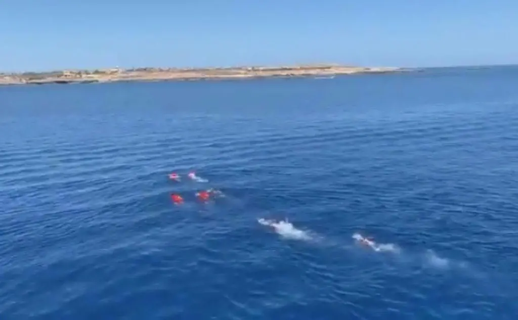 Il tentativo di raggiungere Lampedusa a nuoto