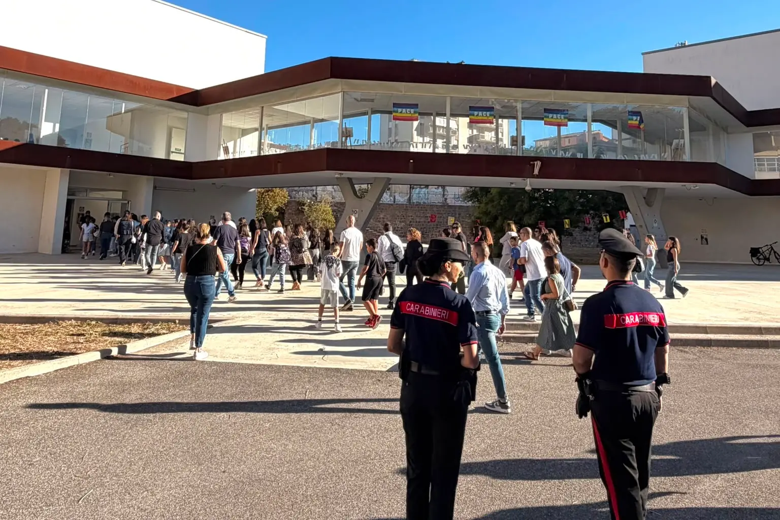 I carabinieri davanti una scuola di Nuoro