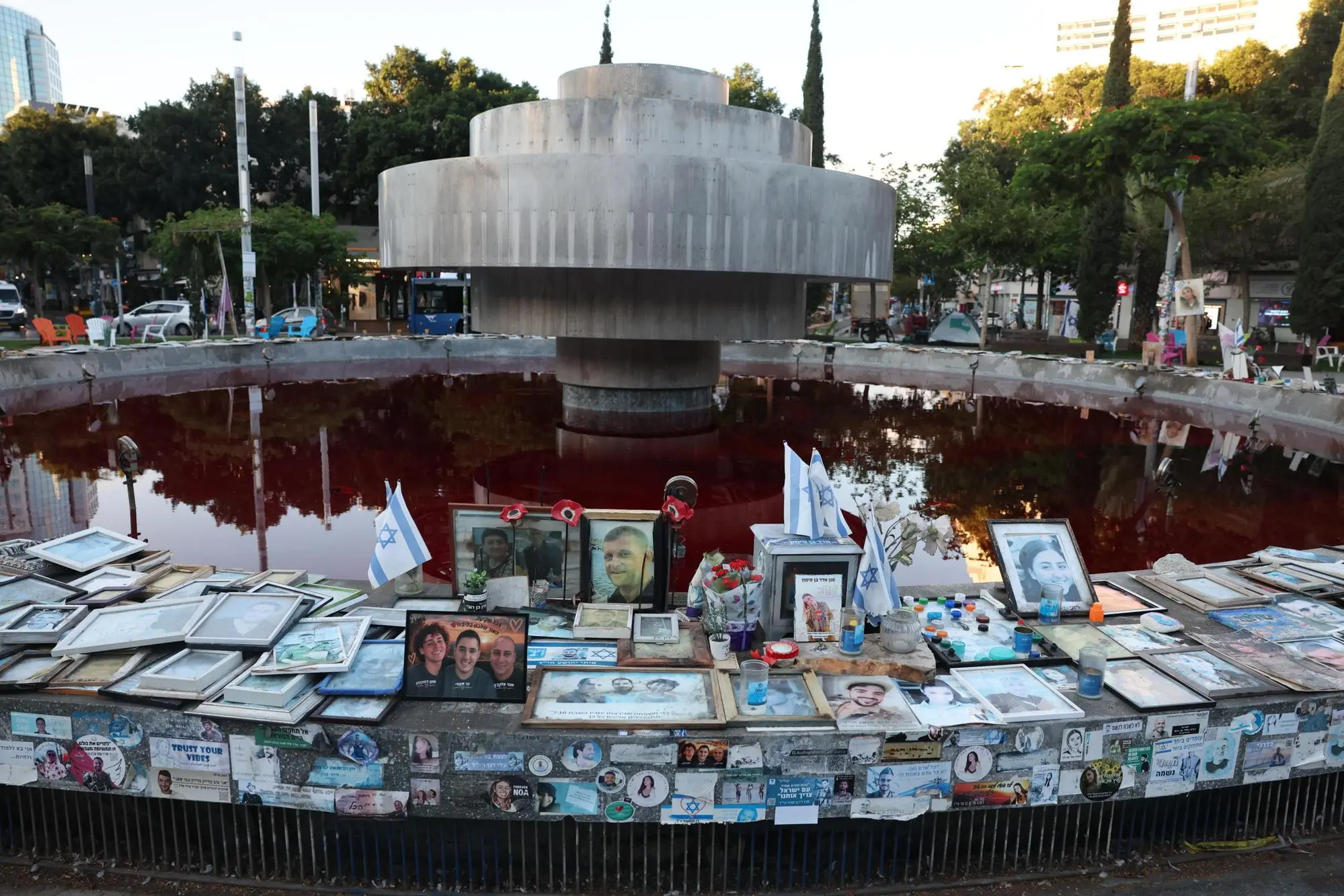 Le foto delle vittime del 7 ottobre 2023 esposte a Tel Aviv (Ansa-Epa)