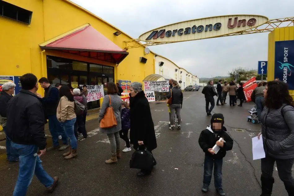 La protesta dei lavoratori davanti a un Mercatone Uno in provincia di Pisa (Ansa)