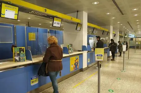 “La carta Banco Posta non arriva, e rischio di non poter prelevare la pensione” (immagine simbolo, foto Ansa)