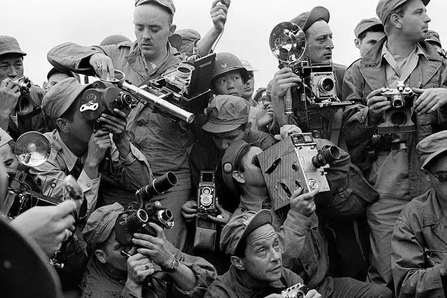 Settant'anni di Magnum in mostra a Roma (Nello scatto, fotografi della stampa internazionale durante la Guerra di Corea. Kaesong, Corea del Sud, 1952. © Werner Bischof /Magnum Photos/Contrasto)