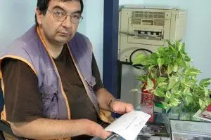 Antonello Trogu mostra la documentazione sulla nuova legge