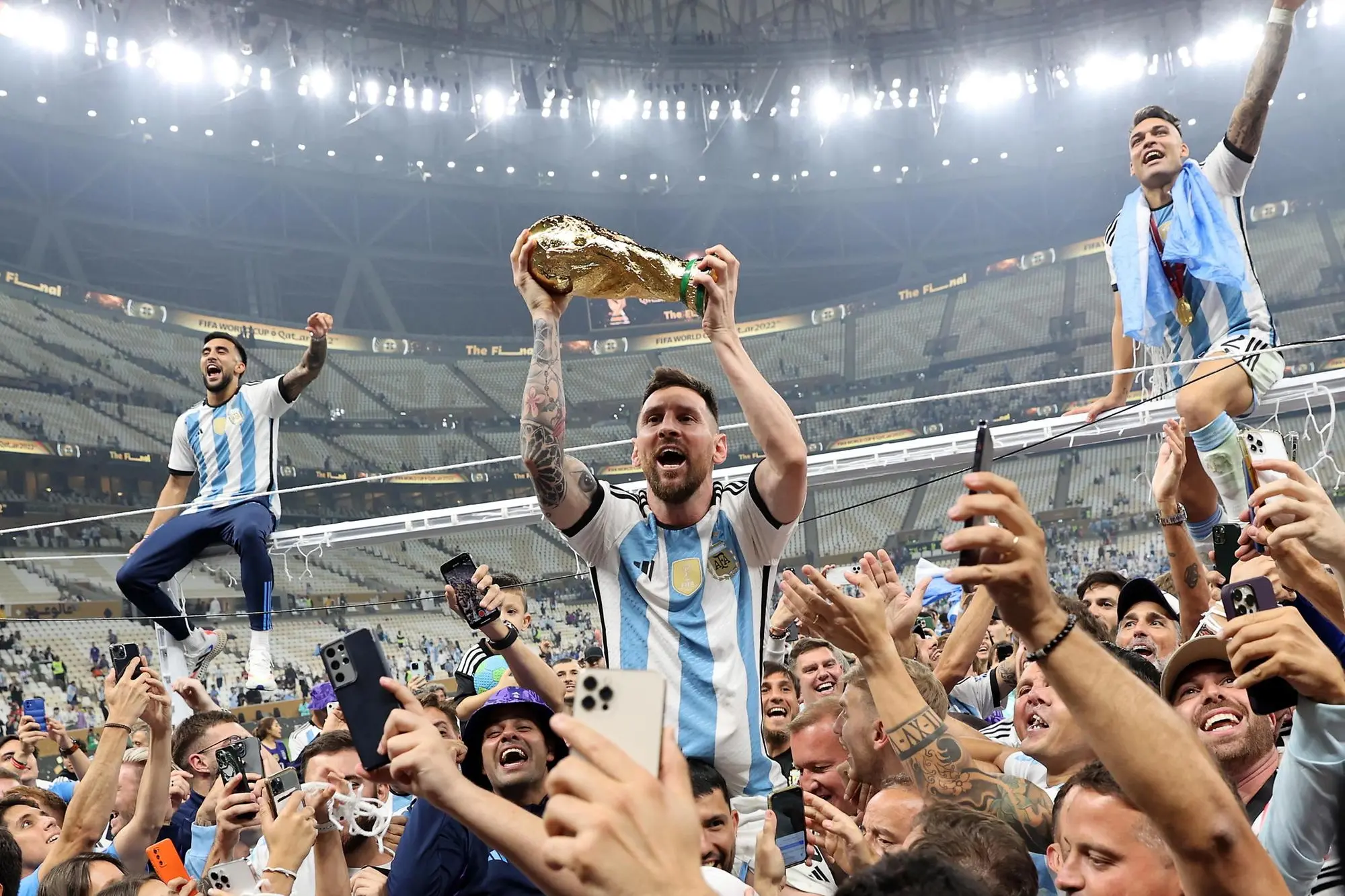 Messi alza il trofeo tra i tifosi e i compagni di squadra (Ansa)