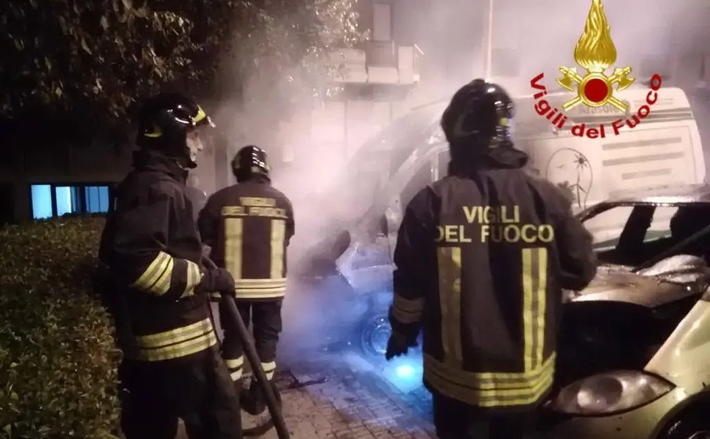 L'incendio in piazza Salento a Cagliari (foto Vigili del fuoco)