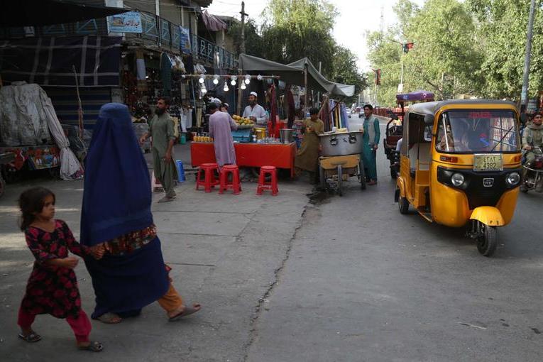 Carneficina a Jalalabad, 35 morti. Leader talebano: “Il nostro unico sistema politico è la sharia”