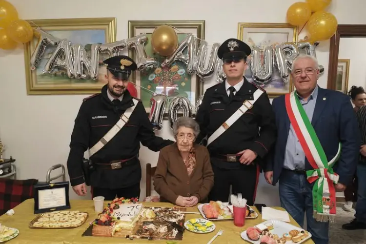 Maddalena festeggiata dai carabinieri e dal sindaco (foto concessa)