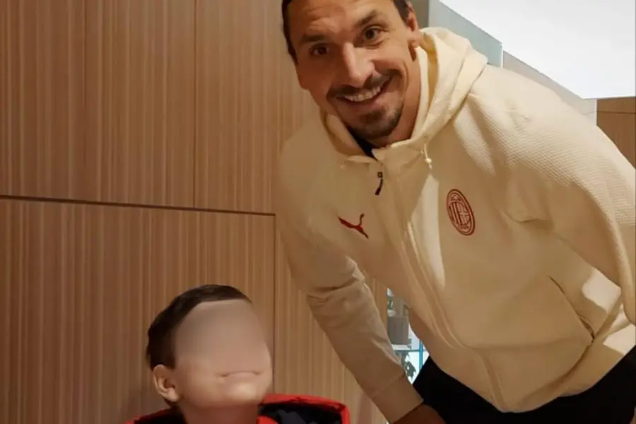 Alessandro,\u00A011 anni,\u00A0con il suo idolo Zlatan Ibrahimovic (foto Lapenna)