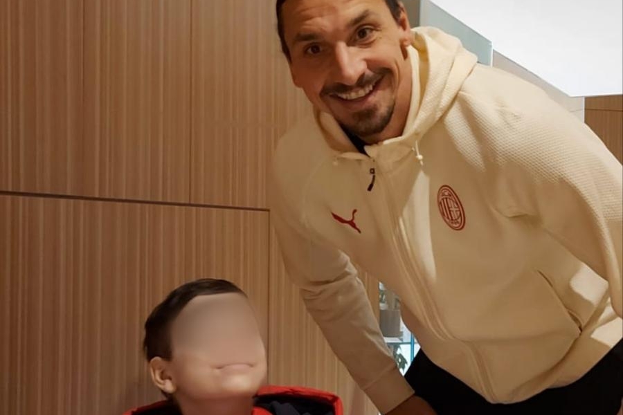 Alessandro, 11 anni, con il suo idolo Zlatan Ibrahimovic (foto Lapenna)