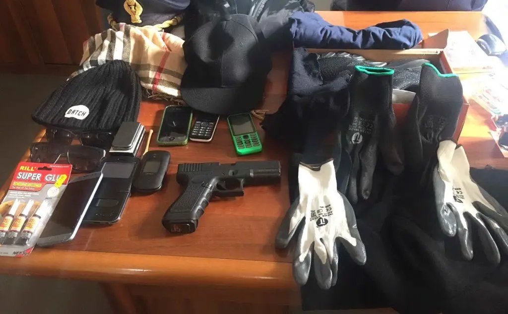 Gli oggetti e la pistola sequestrati alla banda (foto Matteo Vercelli)