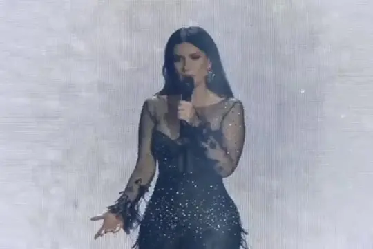 Laura Pausini si gode il ritorno a casa: show imponente e spettacolare