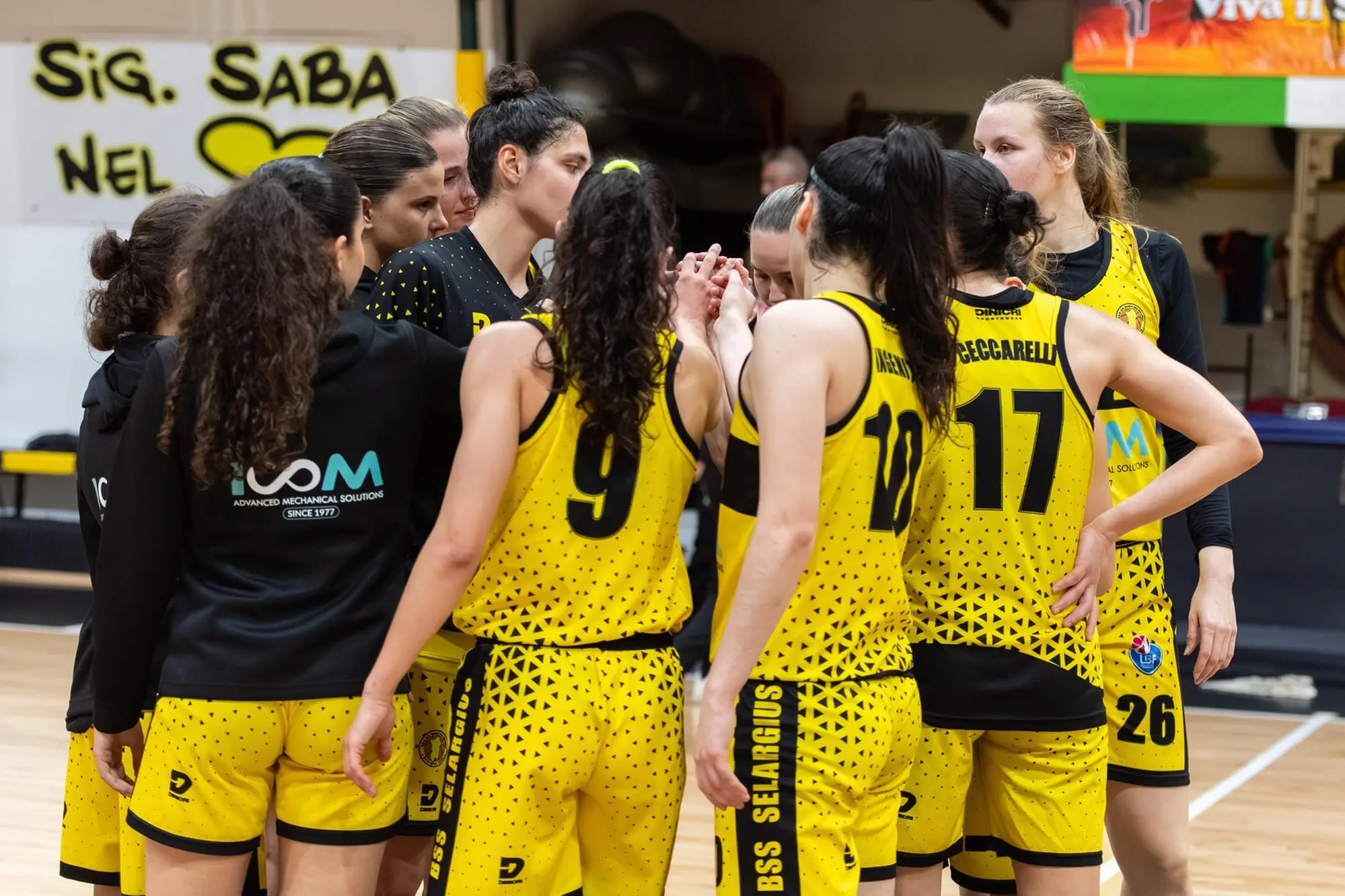 Una foto di squadra della Nuova Icom Selargius (foto Cicotto)