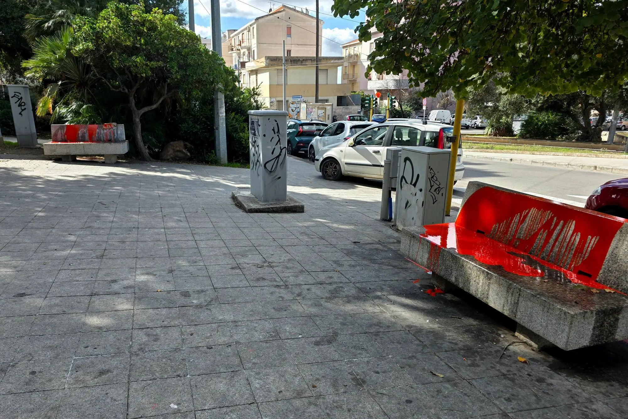 Due delle tre panchine vandalizzate