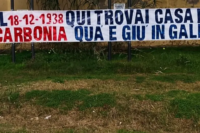 Lo striscione degli ultras. (Foto Scano)