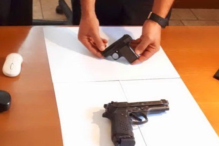 In casa una pistola clandestina: arrestato a Carbonia