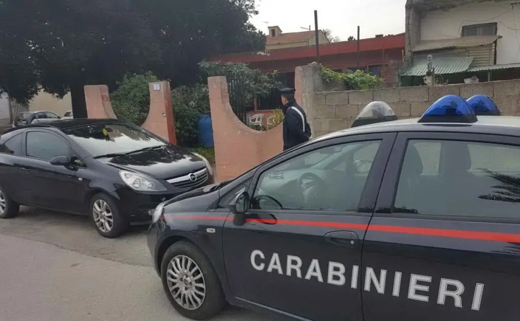 La perquisizione (foto Carabinieri)