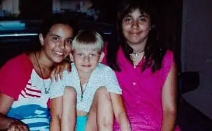 La piccola Aleksandra (al centro) con le &quot;sorelline&quot; sarde Tiziana (a sinistra) e Irene (a destra)